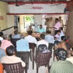 जिलाधिकारी समीर और पुलिस अधीक्षक विनय कुमार सिंह थाना माधौगढ़ सभागार में समीक्षा करते हुए