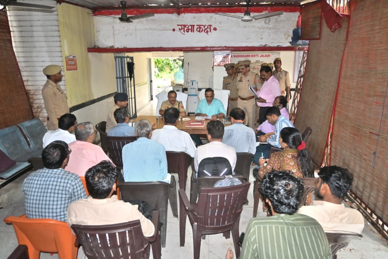 जिलाधिकारी समीर और पुलिस अधीक्षक विनय कुमार सिंह थाना माधौगढ़ सभागार में समीक्षा करते हुए
