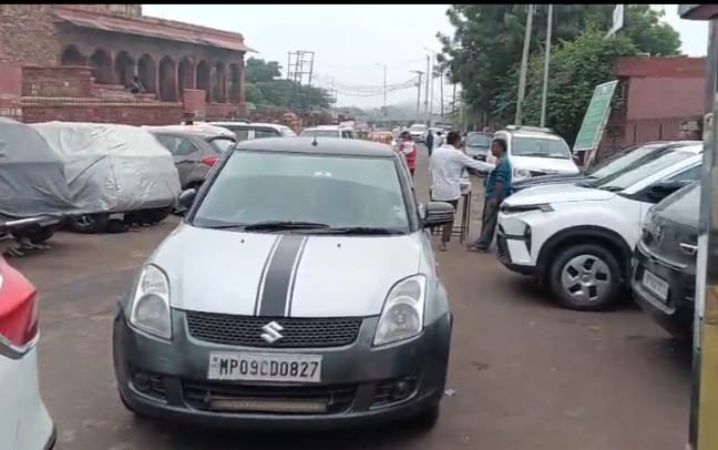 बुलंद दरवाजे के नीचे वाहनों और ठेलों का जमावड़ा, पर्यटक परेशान