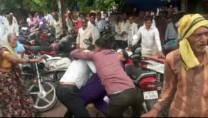 उरई जिला कोर्ट के बाहर पति, पत्नी और भाई के बीच मारपीट का वायरल वीडियो
