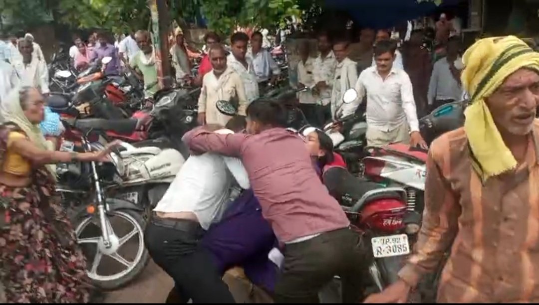 उरई जिला कोर्ट के बाहर पति, पत्नी और भाई के बीच मारपीट का वायरल वीडियो