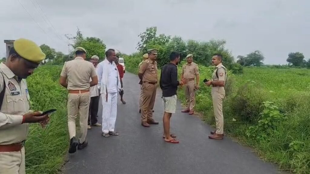 जुगराजपुर के पास घटनास्थल का निरीक्षण करते ASP ईशान सोनी