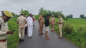 जुगराजपुर के पास घटनास्थल का निरीक्षण करते ASP ईशान सोनी