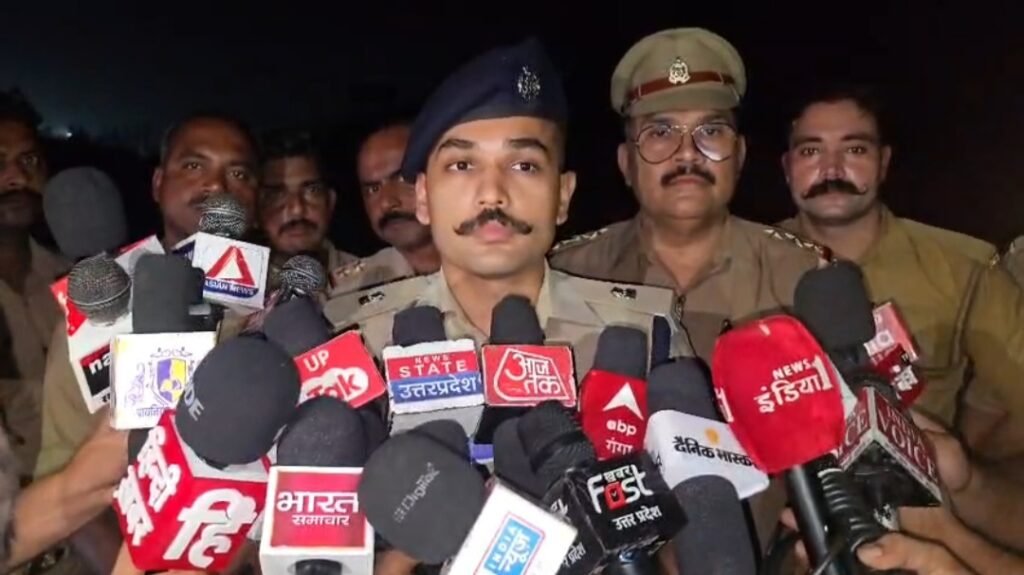 उरई पुलिस मुठभेड़ मामले की जानकारी देते ASP डॉ. ईशान सोनी