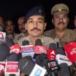 रक्षाबंधन पर मंगलसूत्र लूटने वाला बदमाश अरमान पुलिस मुठभेड़ में घायल उरई पुलिस मुठभेड़ मामले की जानकारी देते ASP डॉ. ईशान सोनी