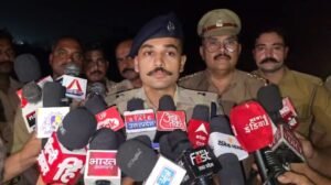 उरई पुलिस मुठभेड़ मामले की जानकारी देते ASP डॉ. ईशान सोनी