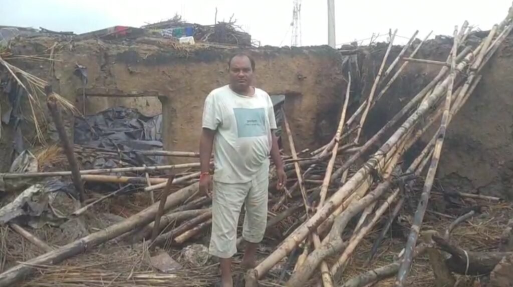 गायर गांव में आग से हुए नुकसान की जानकारी देते पीड़ित रामप्रकाश