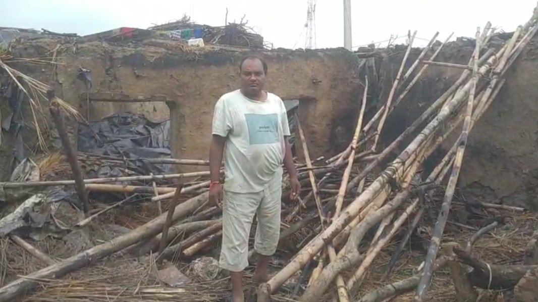गायर गांव में आग से हुए नुकसान की जानकारी देते पीड़ित रामप्रकाश