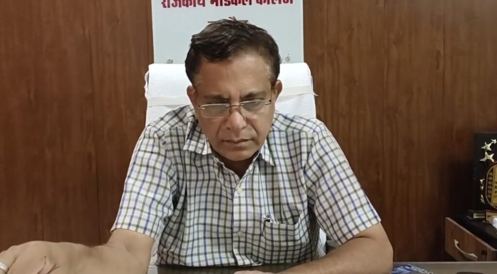 स्वाइन फ्लू की तैयारियों की जानकारी देते प्राचार्य डॉ. अरविंद त्रिवेदी
