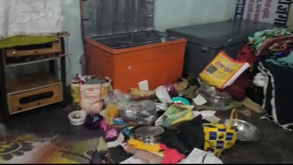 इंद्रा नगर में चोरी के बाद टूटी अलमारी और बिखरा सामान