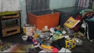 इंद्रा नगर में चोरी के बाद टूटी अलमारी और बिखरा सामान
