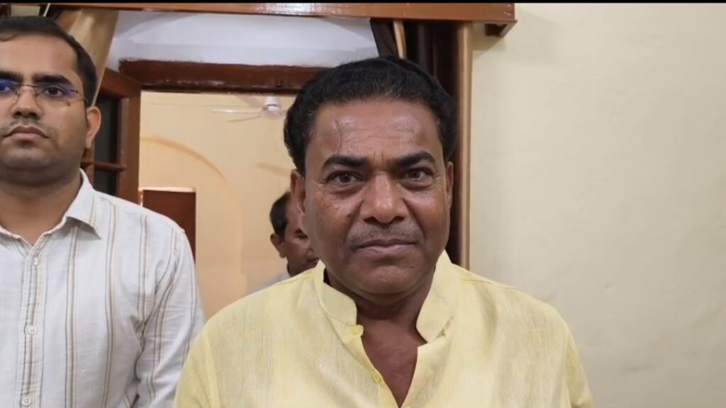 दैवीय आपदा राहत पर जानकारी देते विधायक मूलचंद्र निरंजन