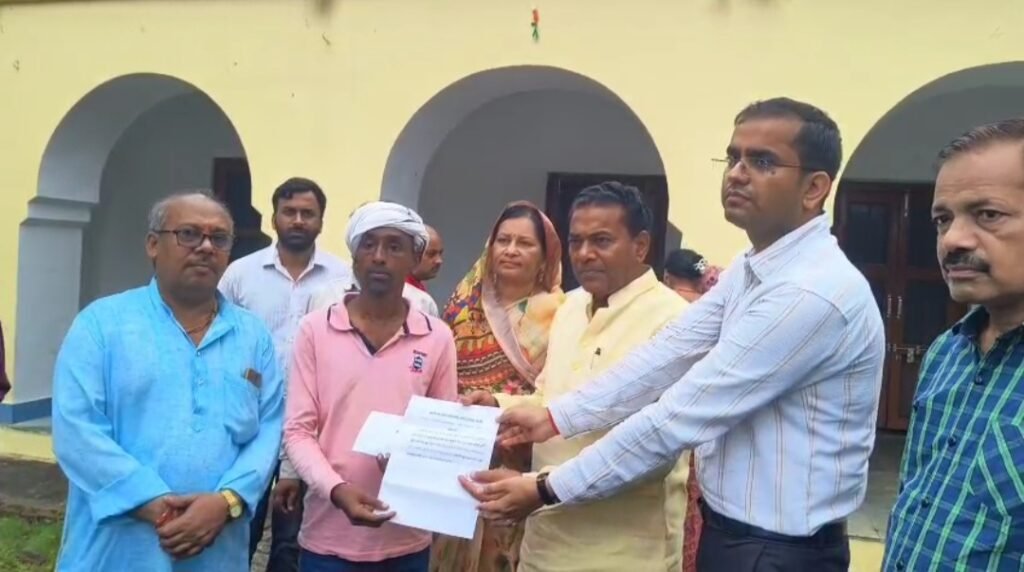 कोंच सर्किट हाउस में दैवीय आपदा राहत के चेक वितरित करते विधायक मूलचंद्र निरंजन