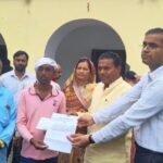 दैवीय आपदा से मृतकों के परिजनों को ₹4-4 लाख की सहायता, विधायक ने सौंपे चेक कोंच सर्किट हाउस में दैवीय आपदा राहत के चेक वितरित करते विधायक मूलचंद्र निरंजन