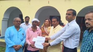 कोंच सर्किट हाउस में दैवीय आपदा राहत के चेक वितरित करते विधायक मूलचंद्र निरंजन