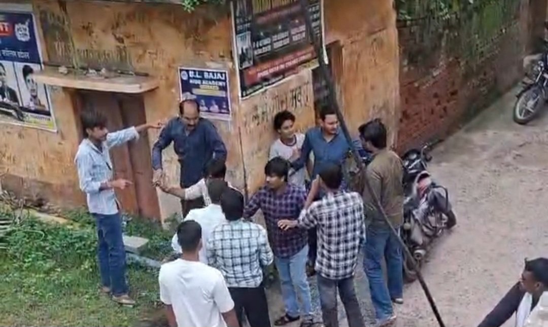 बापूसाब मोहल्ले में दो गुटों की मारपीट का वायरल वीडियो