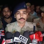 रिटायर्ड रेलकर्मी के घर डकैती करने वाले तीन बदमाश पुलिस मुठभेड़ के बाद गिरफ्तार मुठभेड़ की जानकारी देते ASP डॉ. ईशान सोनी
