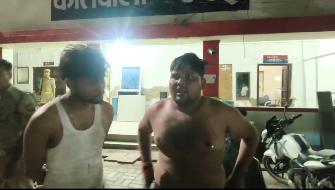 मारपीट की घटना की जानकारी देते घायल शिवांश यादव