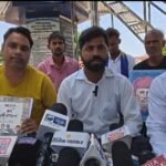 उरई अंबेडकर चौराहा पर धरना देते सामाजिक संगठन के लोग