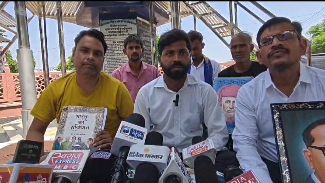 उरई अंबेडकर चौराहा पर धरना देते सामाजिक संगठन के लोग