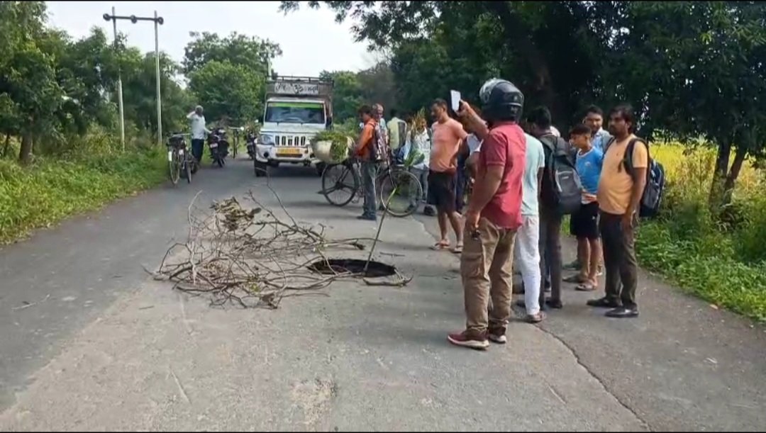 उमरी-नावर मार्ग पर अचानक धंसी सड़क, बीच सड़क बना बड़ा गड्ढा