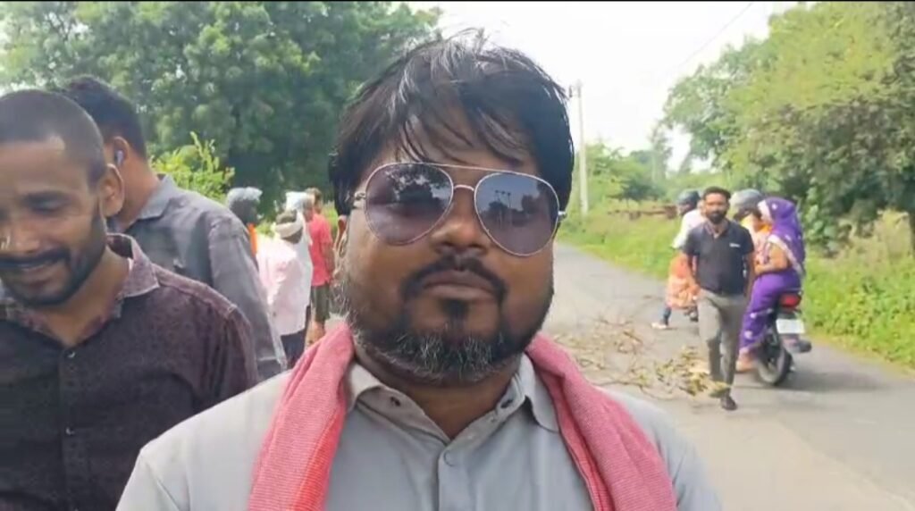धंसी सड़क की जानकारी देते ग्रामीण सुरेश कुशवाहा