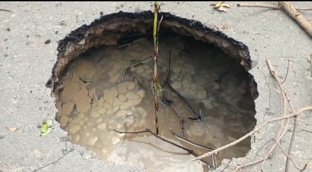 उमरी-नावर मुख्य मार्ग पर सड़क धंसने से बना बड़ा गड्ढा