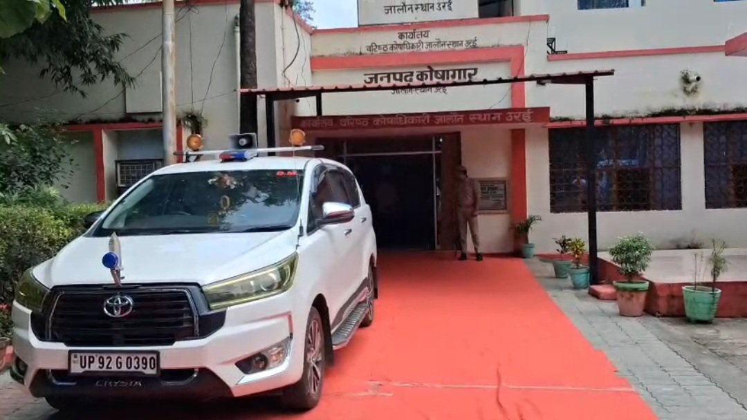 उरई कलेक्ट्रेट में पदभार ग्रहण करते जिलाधिकारी IAS समीर