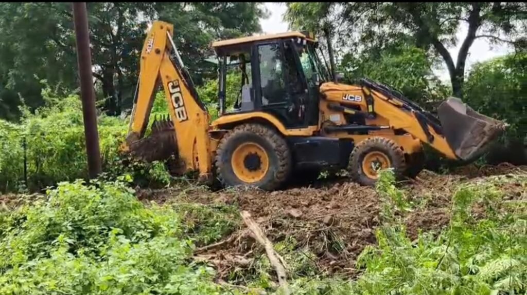 कालपी तहसील परिसर के पास सरकारी जमीन पर बुलडोजर कार्रवाई