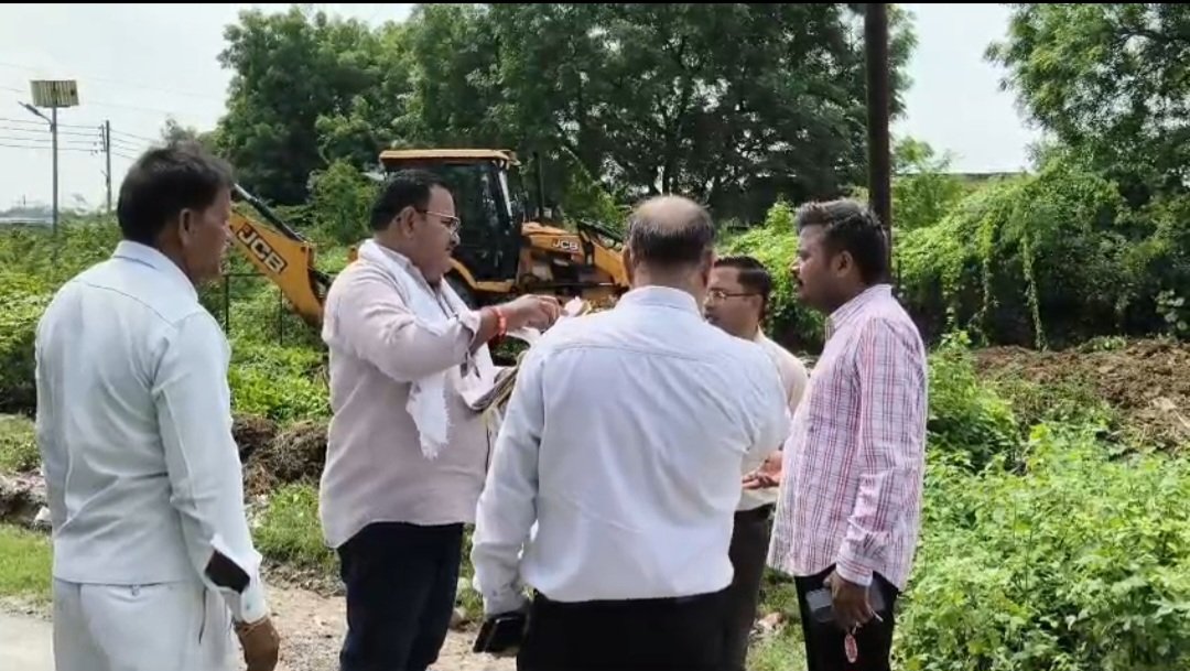 कालपी में सरकारी जमीन पर चला बुलडोजर, तहसील परिसर के पास हटाया अवैध कब्जा