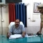 उरई रेलवे स्टेशन स्थित जीआरपी थाने का निरीक्षण करते पुलिस अधीक्षक