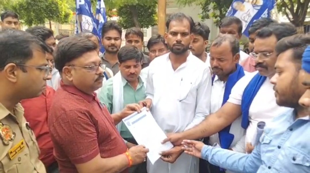 उरई में डीएम को राष्ट्रपति के नाम ज्ञापन सौंपते आजाद समाज पार्टी कार्यकर्ता