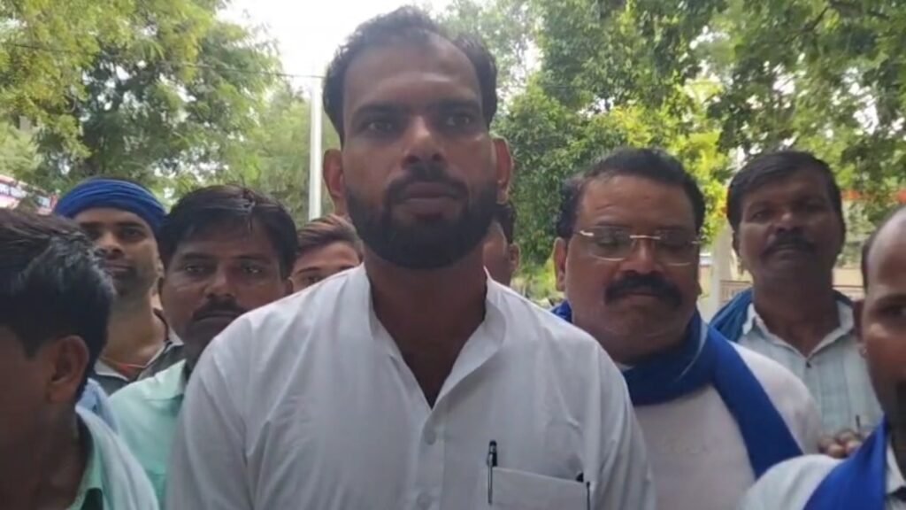चंद्रशेखर आजाद मामले पर जानकारी देते जिलाध्यक्ष नीरज गौतम