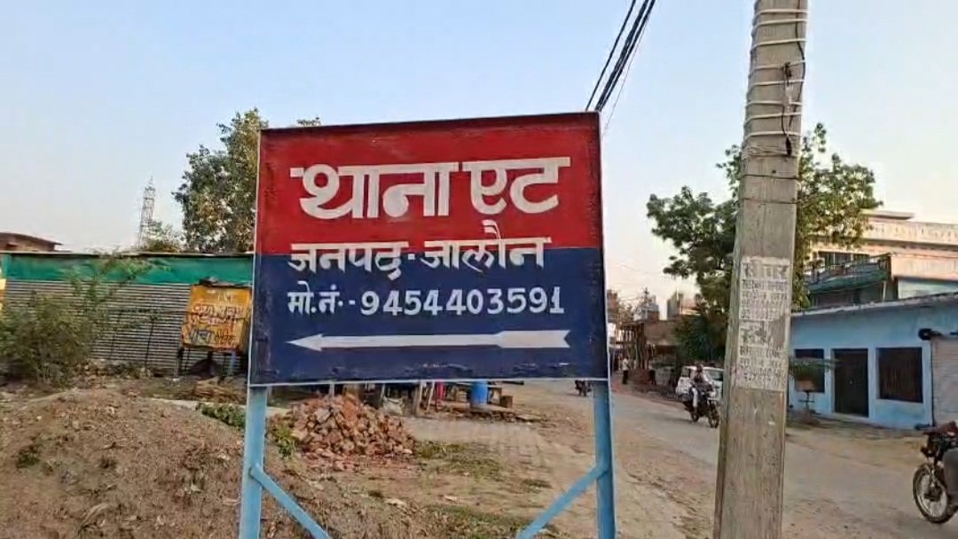 सोमई गांव के पास खंती में पलटा गेहूं से लदा ऑटो