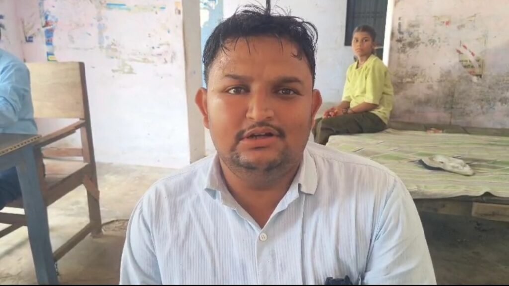 विवाद की जानकारी देते अधिवक्ता अभिषेक खरे