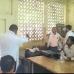 लेखपाल कक्ष में विरासत प्रमाण पत्र को लेकर अधिवक्ता और लेखपालों में विवाद, VIDEO वायरल कोंच तहसील के लेखपाल कक्ष में अधिवक्ता और लेखपालों के विवाद का दृश्य