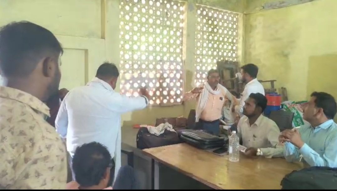 कोंच तहसील के लेखपाल कक्ष में अधिवक्ता और लेखपालों के विवाद का दृश्य
