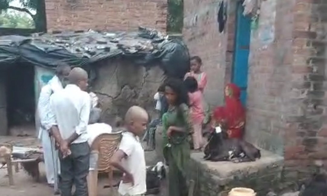 सींगपुरा गांव में कच्चे मकान के बाहर खड़ी छह नाबालिग बहनें
