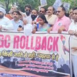 UGC नियमावली और आरक्षण व्यवस्था को लेकर सवर्ण संघर्ष संगठन का प्रदर्शन, डीएम को सौंपा ज्ञापन उरई कलेक्ट्रेट में प्रदर्शन करते सवर्ण संघर्ष संगठन के कार्यकर्ता