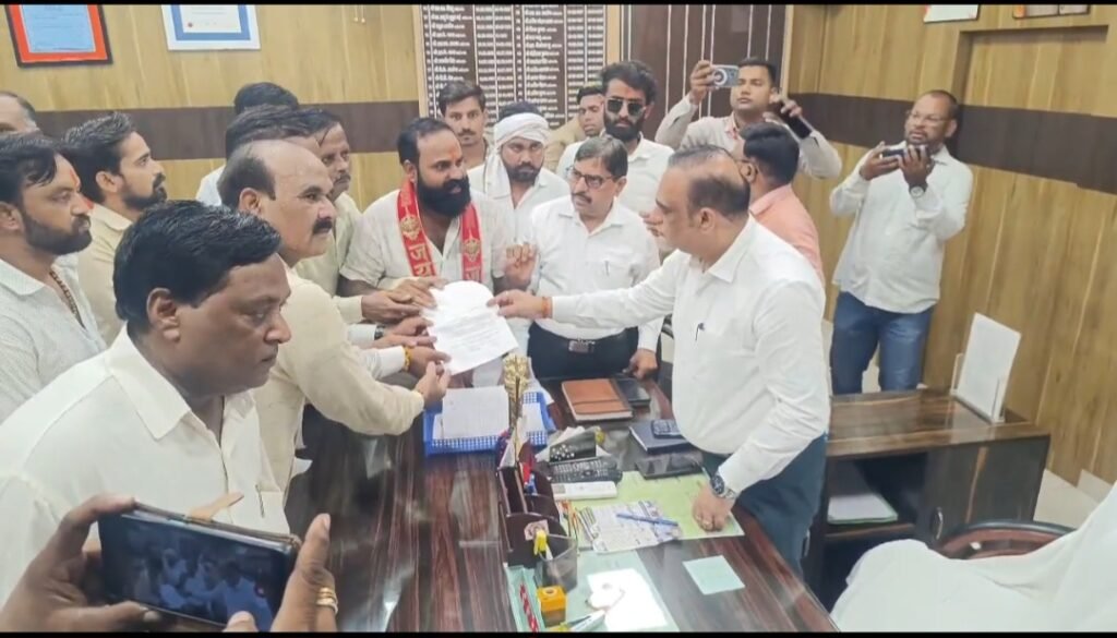 राष्ट्रपति के नाम डीएम को ज्ञापन सौंपते संगठन पदाधिकारी