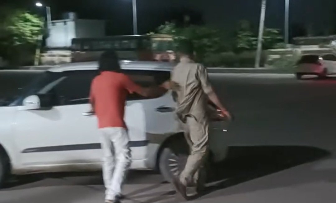 उरई नगर में वर्दी पहने पुलिसकर्मी का वायरल वीडियो