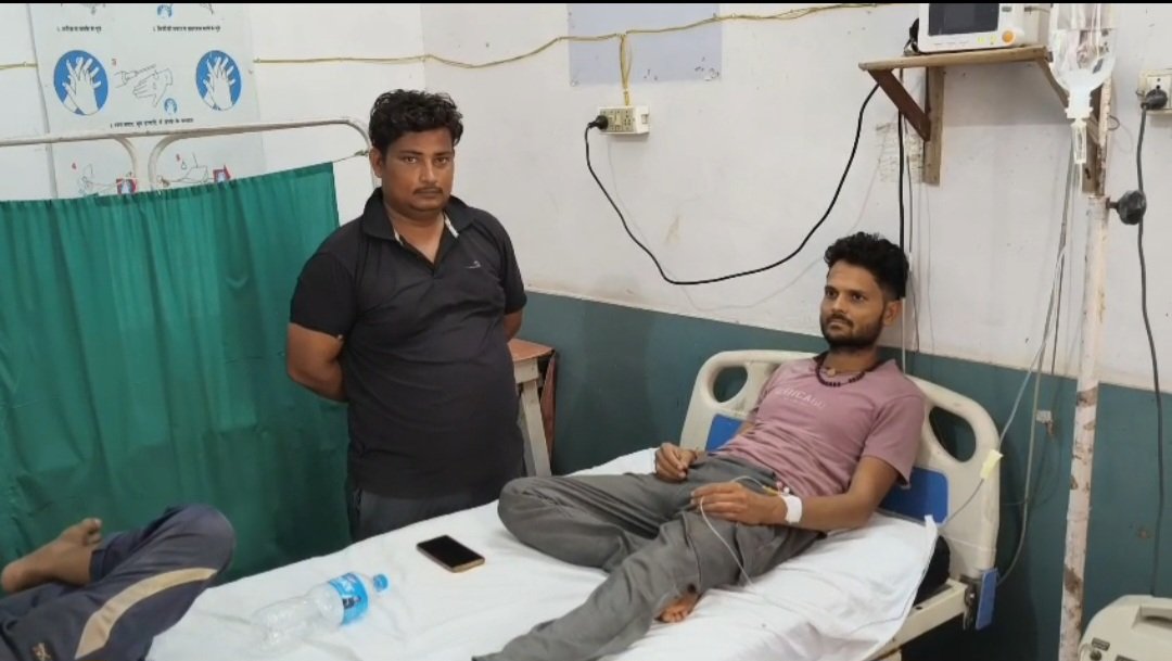 किराना दुकान खोलते समय युवक को सांप ने डसा, हालत नाजुक होने पर मेडिकल कॉलेज रेफर