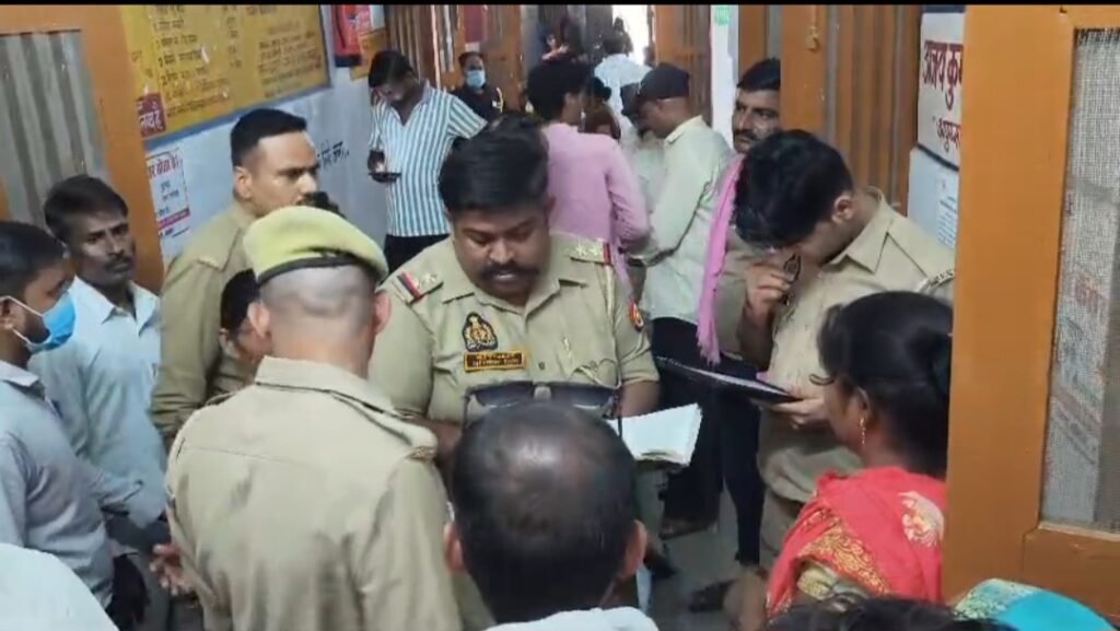 सीएससी कोंच जांच करती पुलिस