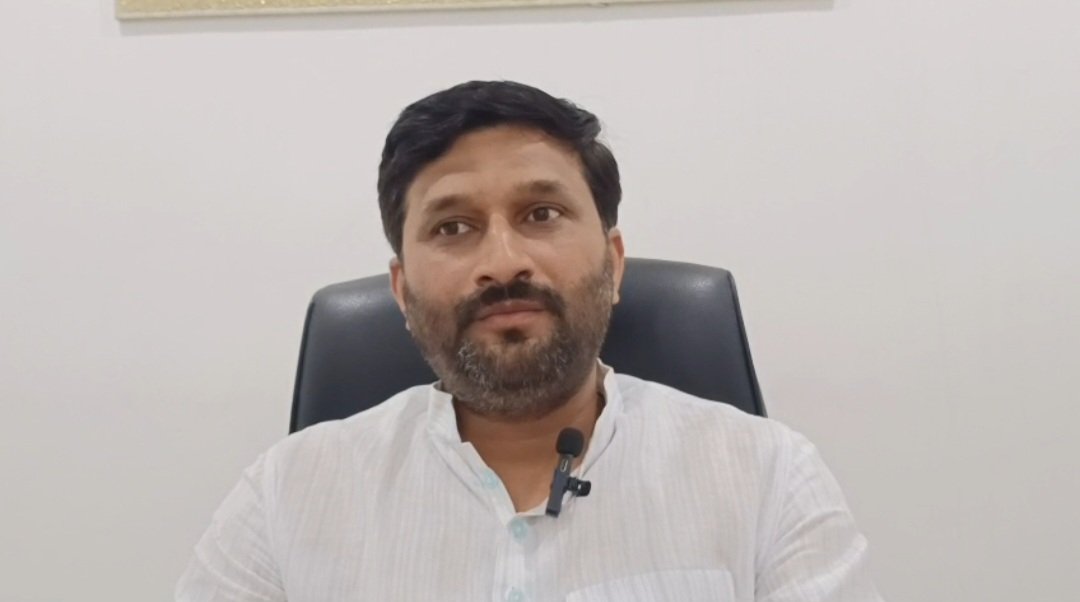 पोस्टर अभियान पर प्रतिक्रिया देते सपा जिलाध्यक्ष दीपराज गुर्जर