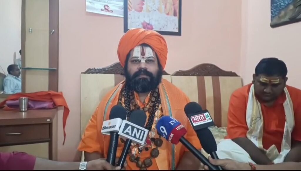 मीडिया से बातचीत करते महंत राजूदास