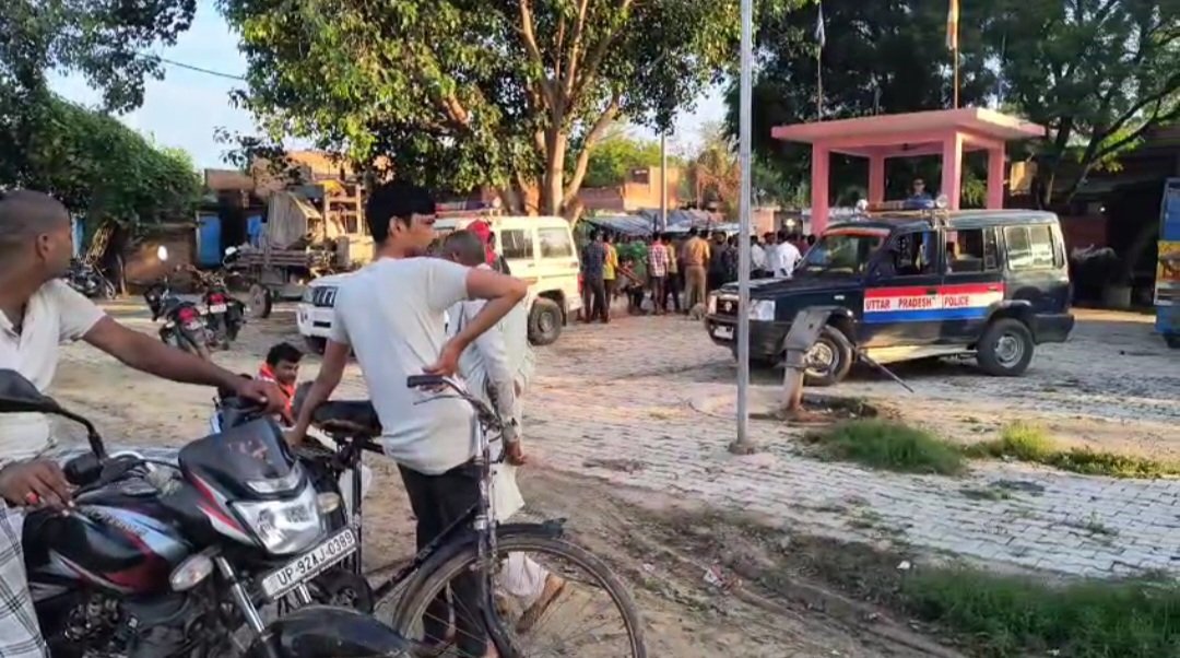 घटनास्थल पर जांच करती फोरेंसिक और पुलिस टीम