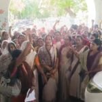 डीएम कार्यालय पर आशा कार्यकत्रियों का प्रदर्शन, मानदेय बढ़ाने और राज्य कर्मचारी का दर्जा देने की मांग डीएम कार्यालय के बाहर प्रदर्शन करती आशा कार्यकत्रियां
