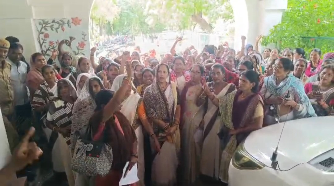 डीएम कार्यालय के बाहर प्रदर्शन करती आशा कार्यकत्रियां