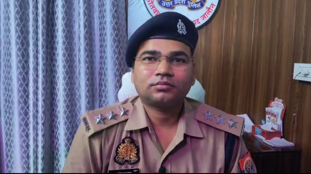 मोबाइल छिनैती का खुलासा करते सीओ कोंच परमेश्वर प्रसाद