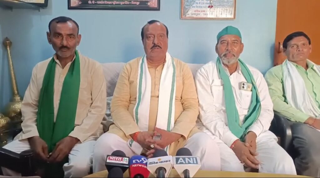 किसान महापंचायत की जानकारी देते भाकियू राष्ट्रीय महासचिव राजवीर सिंह जादौन